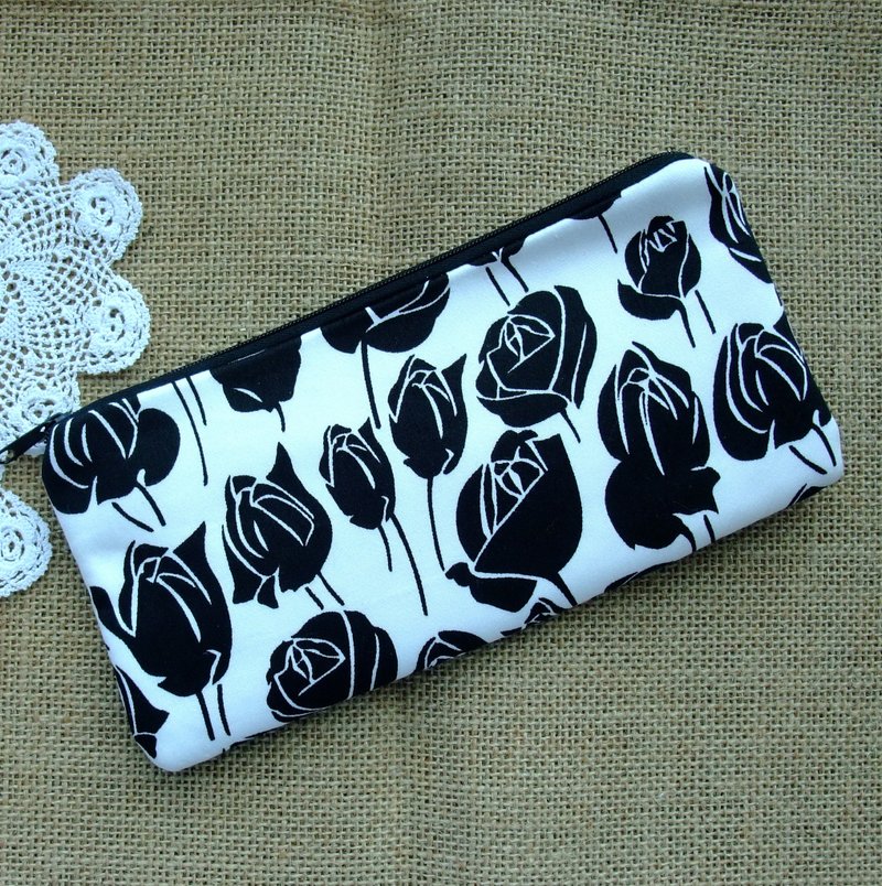 拉链收纳布包  笔袋  化妆袋  手拿包 (黑玫瑰) (ZL-128) - 铅笔盒/笔袋 - 棉．麻 黑色