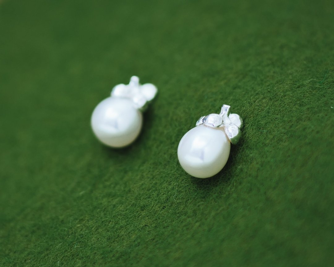 Mangosteen silver pearl earrings - Asian and Japanese fruit stud earrings - 耳环/耳夹 - 其他金属 银色