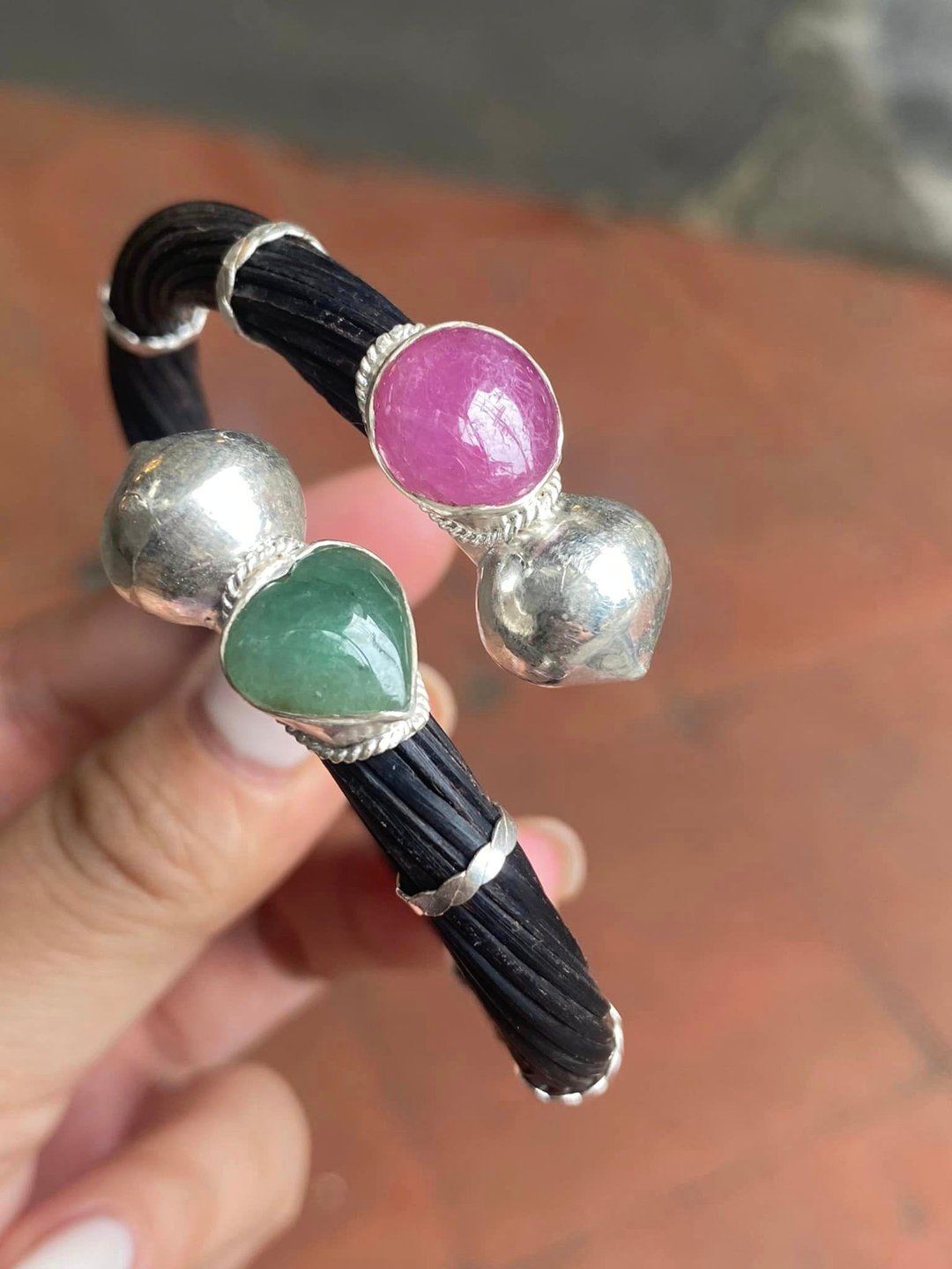 象牙手镯，925 纯银包覆，缀以红宝石与缅甸绿翡翠，均码。 - 手链/手环 - 纯银 黑色