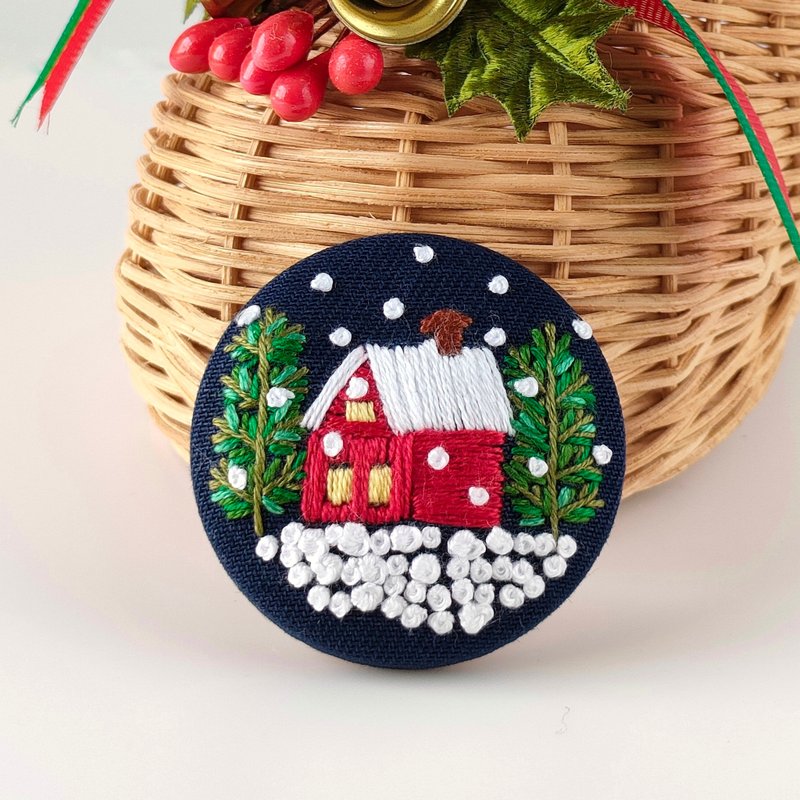 白色圣诞夜刺绣胸针 - 胸针 - 棉．麻 红色