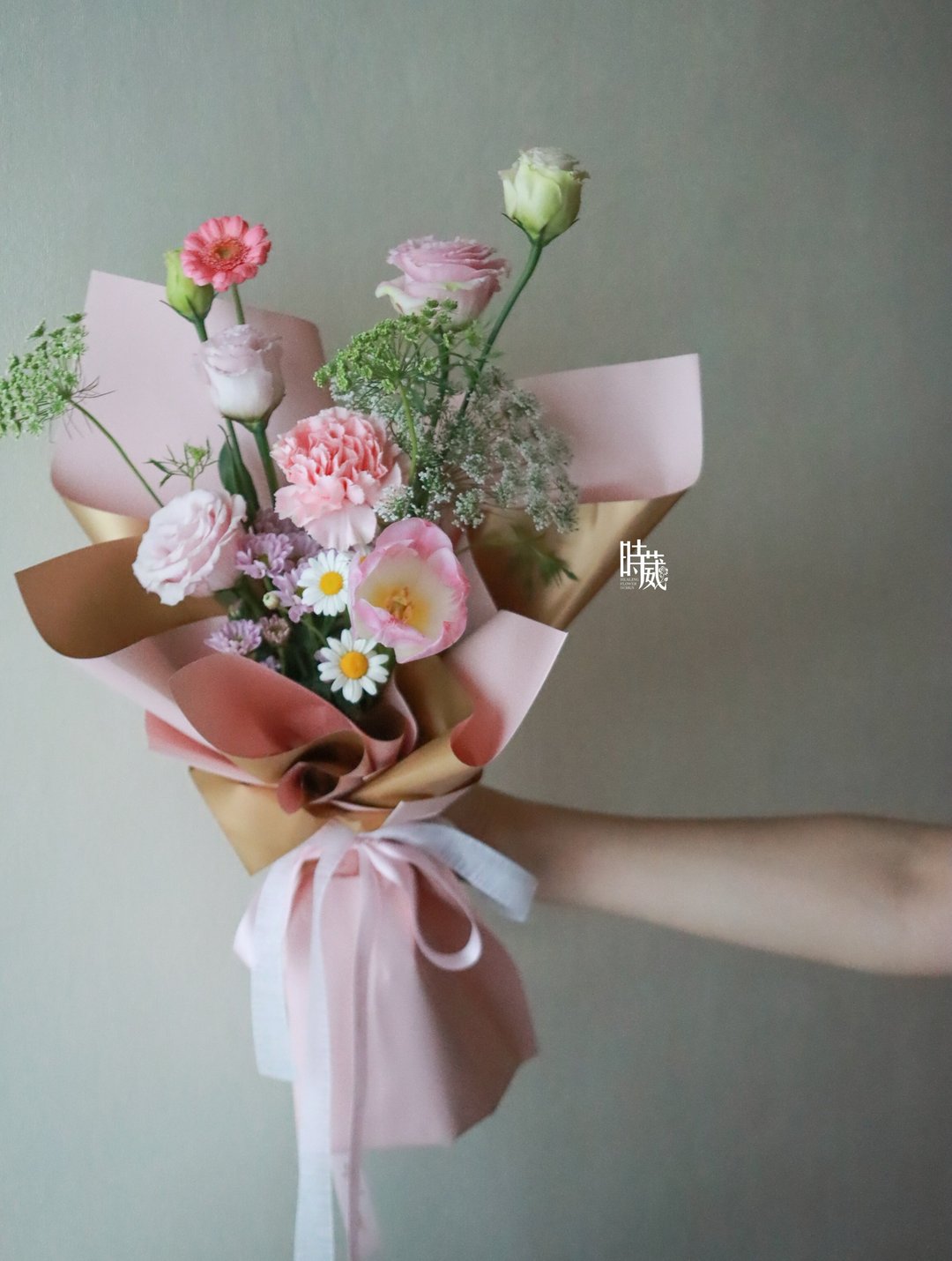 温柔如妳 粉嫩金奢 康乃馨 郁金香 鲜花花束/限台中地区 - 干燥花/捧花 - 植物．花 粉红色