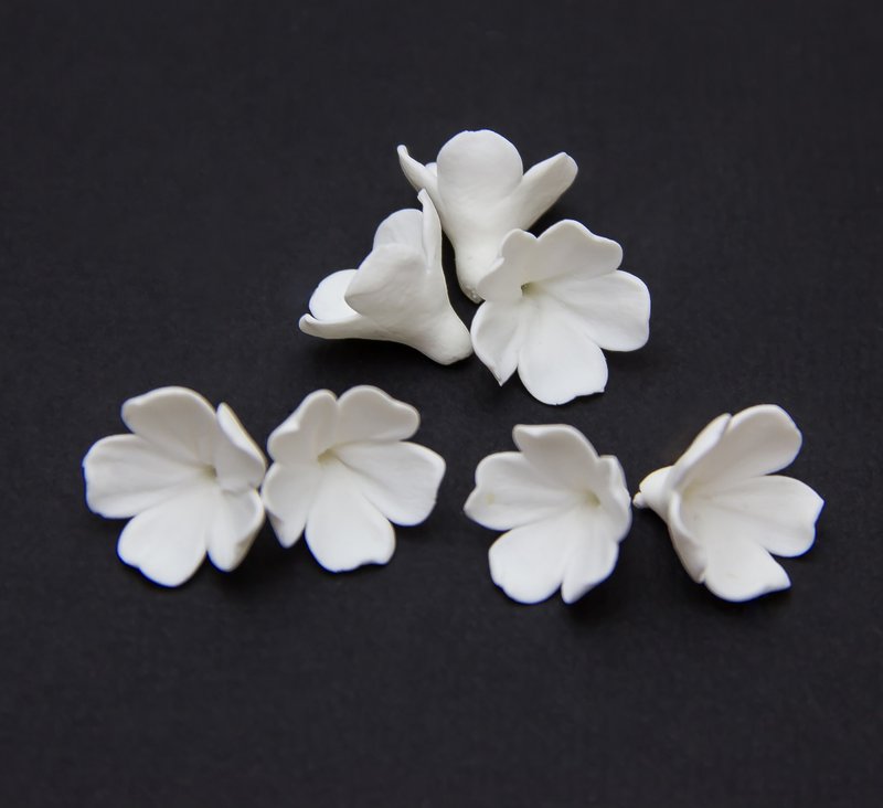 White flower beads clay for making tiaras 1.5 cm, Floral beads making jewelry - 零件/散装材料/工具 - 塑料 白色