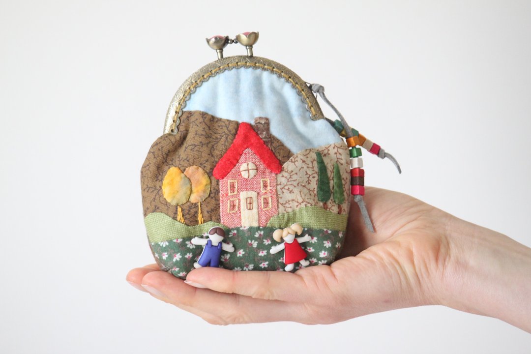 Small Purse for Coins or Cosmetics. Quilted cosmetic bag Cosy Houses. - 零钱包 - 环保材料 