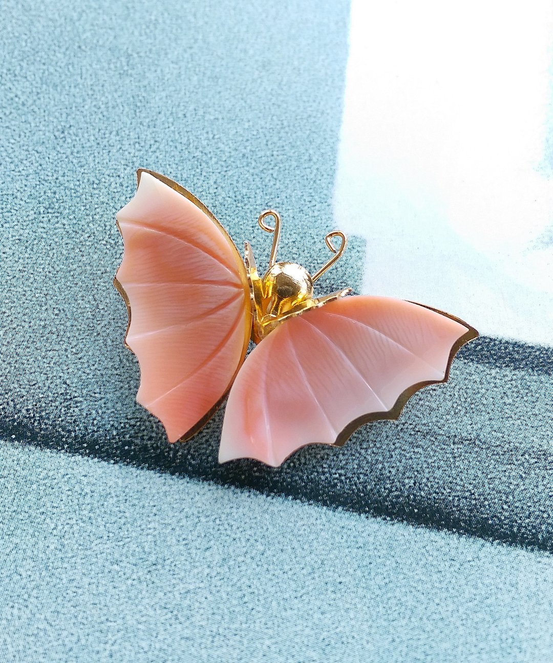 Vintage Jewelry 西洋古董饰品  早期手工贝壳 粉色调蝴蝶 别针 - 徽章/别针 - 其他金属 金色