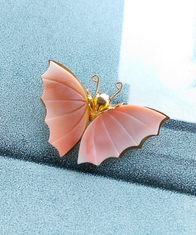 Vintage Jewelry 西洋古董饰品  早期手工贝壳 粉色调蝴蝶 别针 - 徽章/别针 - 其他金属 金色