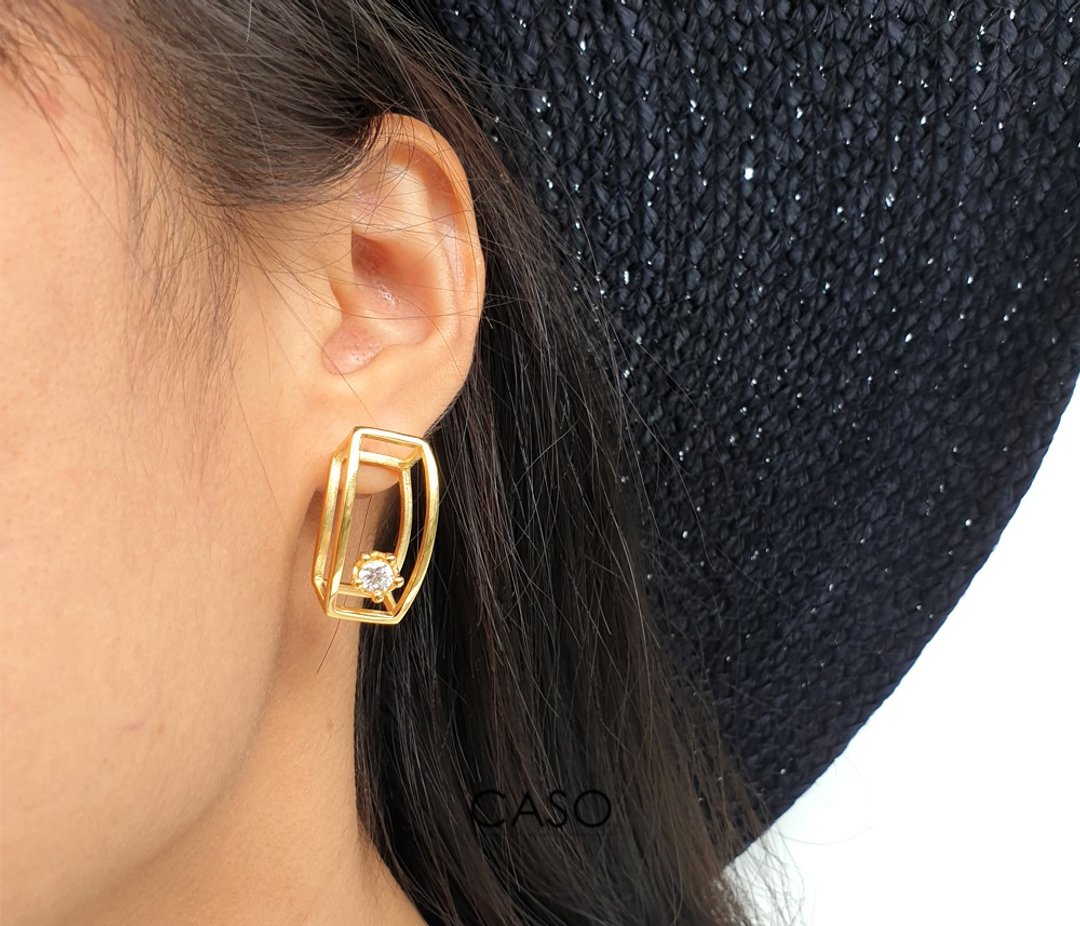 Caso jewelry Long structured earrings - 耳环/耳夹 - 其他金属 金色