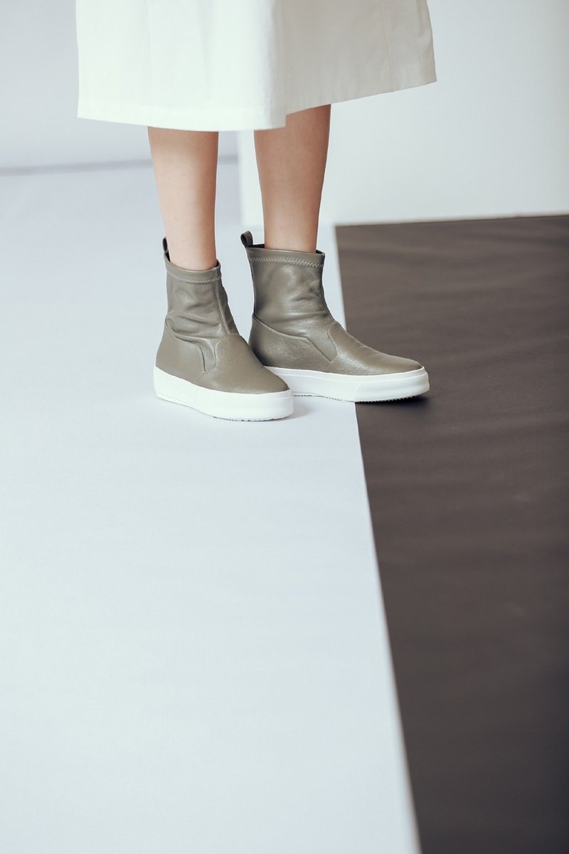 弹力羊皮 高筒袜感率性休闲真皮鞋靴 银灰 - 女款短靴 - 真皮 银色