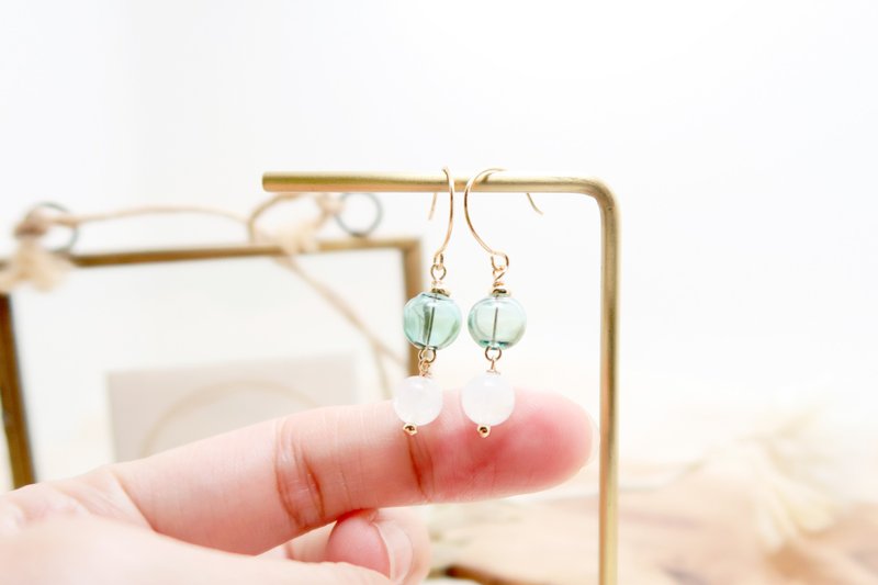 OUD原创饰品.天然白玉珠.透绿玻璃空心圆珠.14K包金耳环/耳夹 - 耳环/耳夹 - 玉石 白色