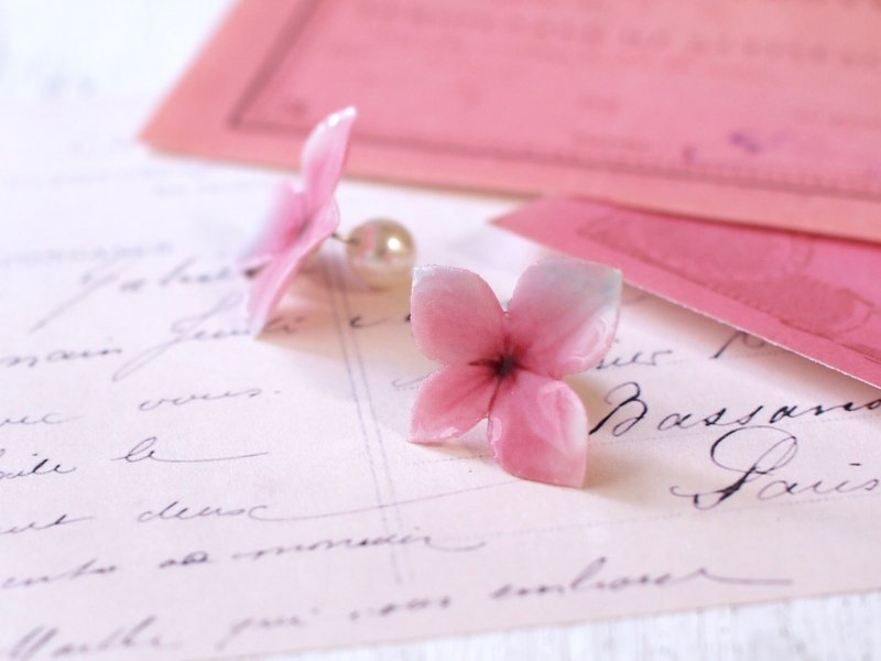 Light Pink Hydrangea Titanium Stud Earrings With Pearl [Pierced / Clip-on] - 耳环/耳夹 - 其他材质 粉红色