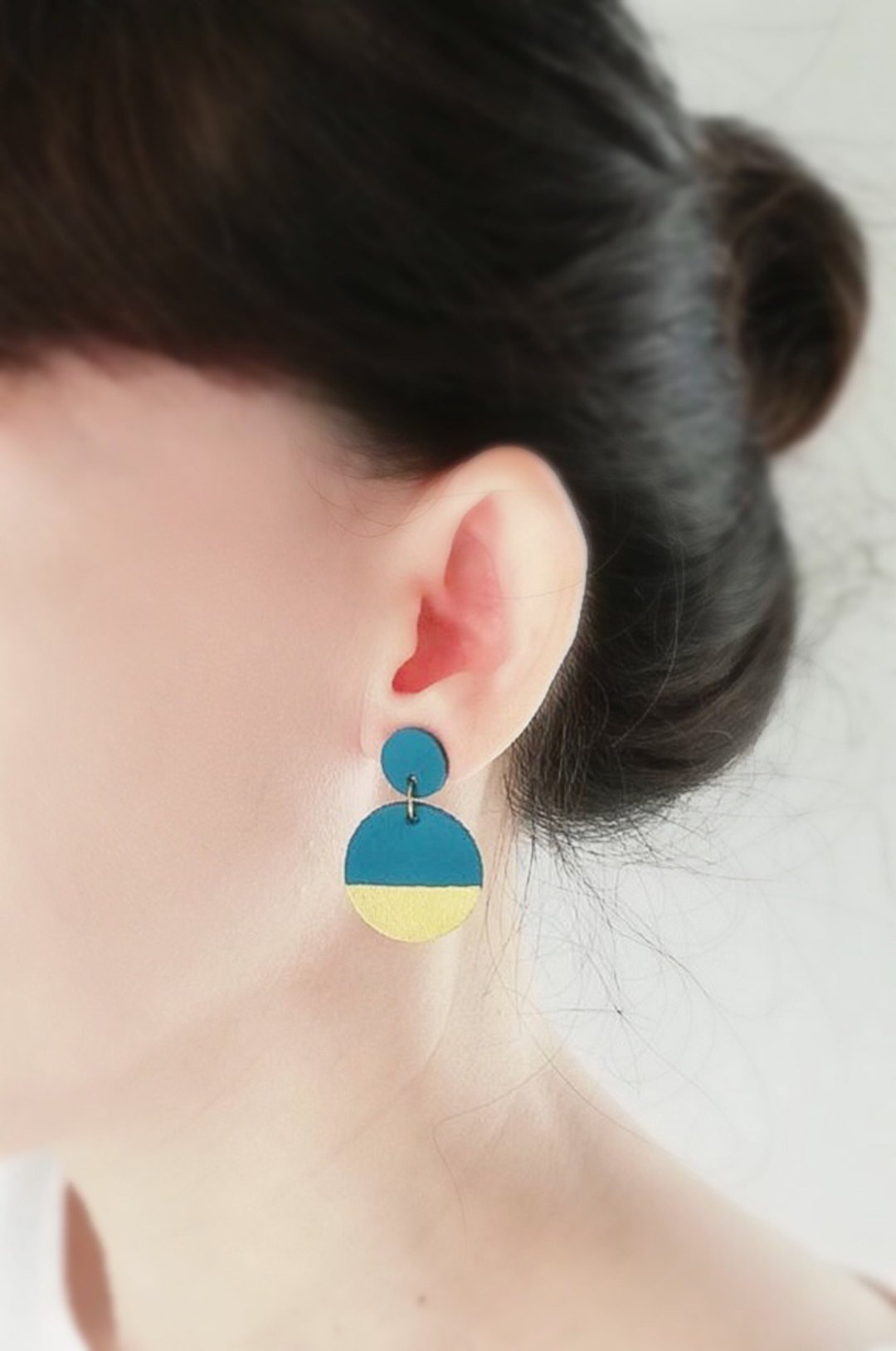Handmade leather earring blue and gold - 耳环/耳夹 - 真皮 蓝色