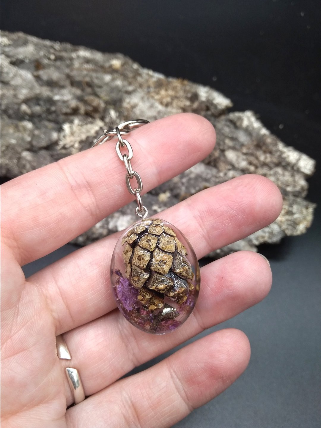 Pinecone keychain / Woos and resin decor / Pinecone, Pyrite & Charoite keychain - 钥匙链/钥匙包 - 其他材质 多色