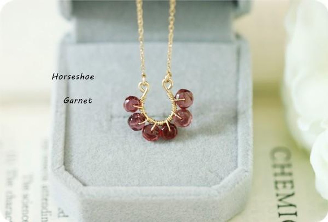 Horseshoe Garnet Necklace January Birthstone - 项链 - 宝石 红色