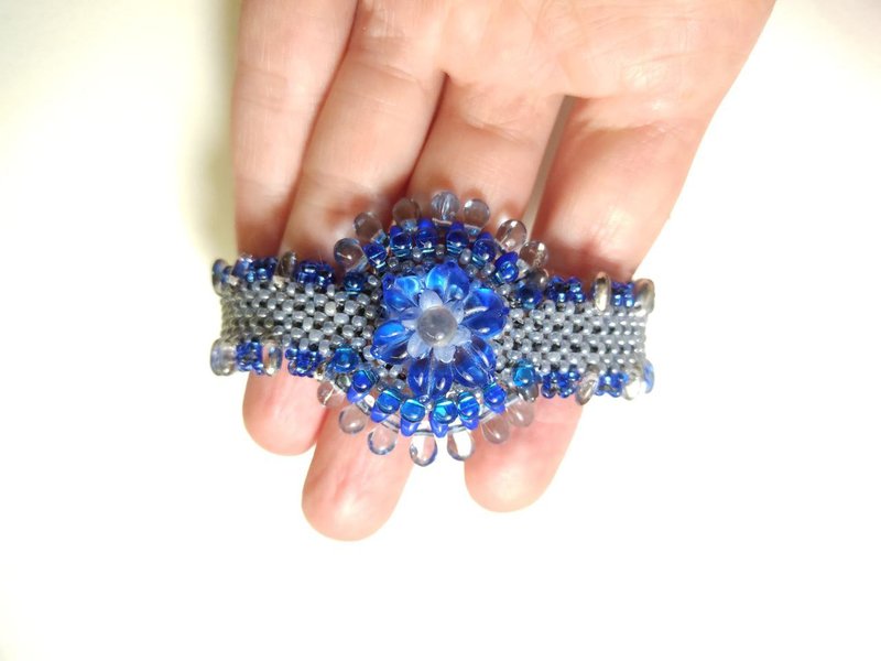 Gray bracelet with a flower beaded bracelet - 手链/手环 - 玻璃 灰色