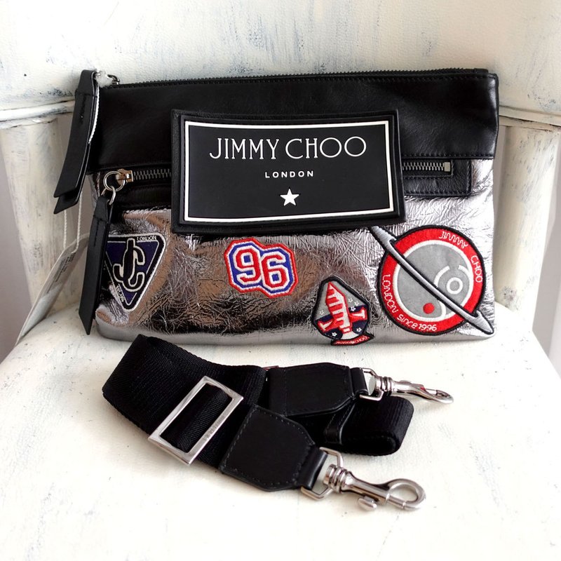 JIMMY CHOO全真皮银色信封袋设计拉链斜跨包手袋包包装饰手拿包 - 侧背包/斜挎包 - 真皮 黑色
