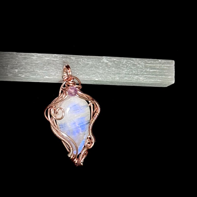 【羽】No.2  金属编织 月光石项链 - 项链 - 水晶 粉红色