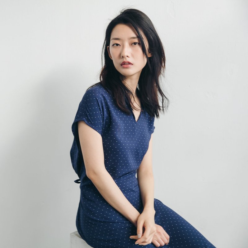 V领洋装 - 点点 - 洋装/连衣裙 - 棉．麻 蓝色