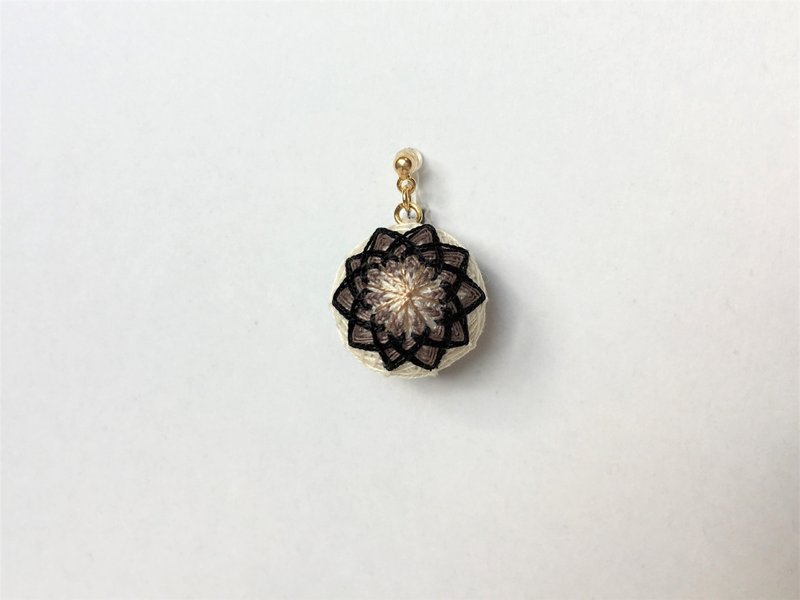 tachibanaya 日本的传统工艺 手鞠球 刺绣耳夹 耳环 黑 米色 - 耳环/耳夹 - 绣线 多色