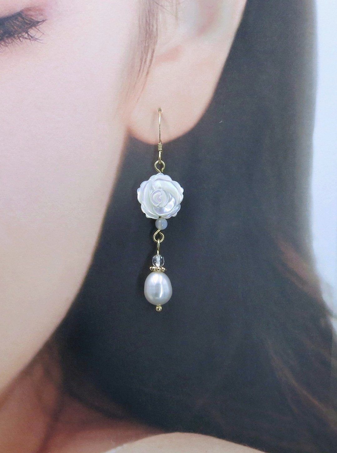 白蝶贝双面玫瑰耳环/美国 14K 包金防敏耳勾/耳夹 - 耳环/耳夹 - 玉石 