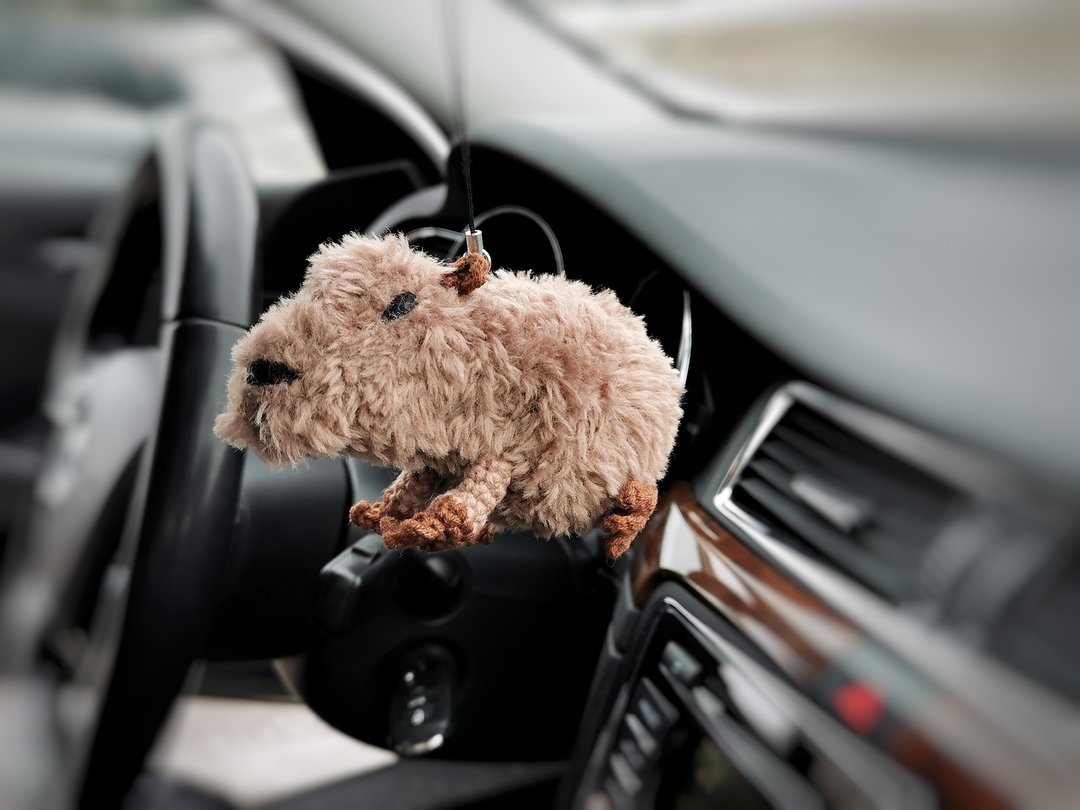 Capybara keychain, car accessories, capybara toy plush, バックミラーペンダント - 钥匙链/钥匙包 - 其他材质 卡其色