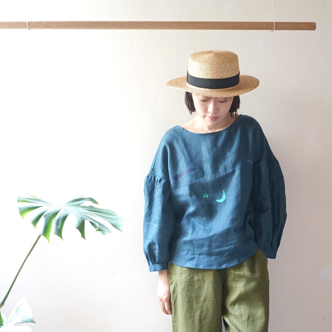 湛蓝亚麻澎袖圆弧下摆印花长袖上衣 - 海浪、山、月 - 女装上衣 - 棉 蓝色