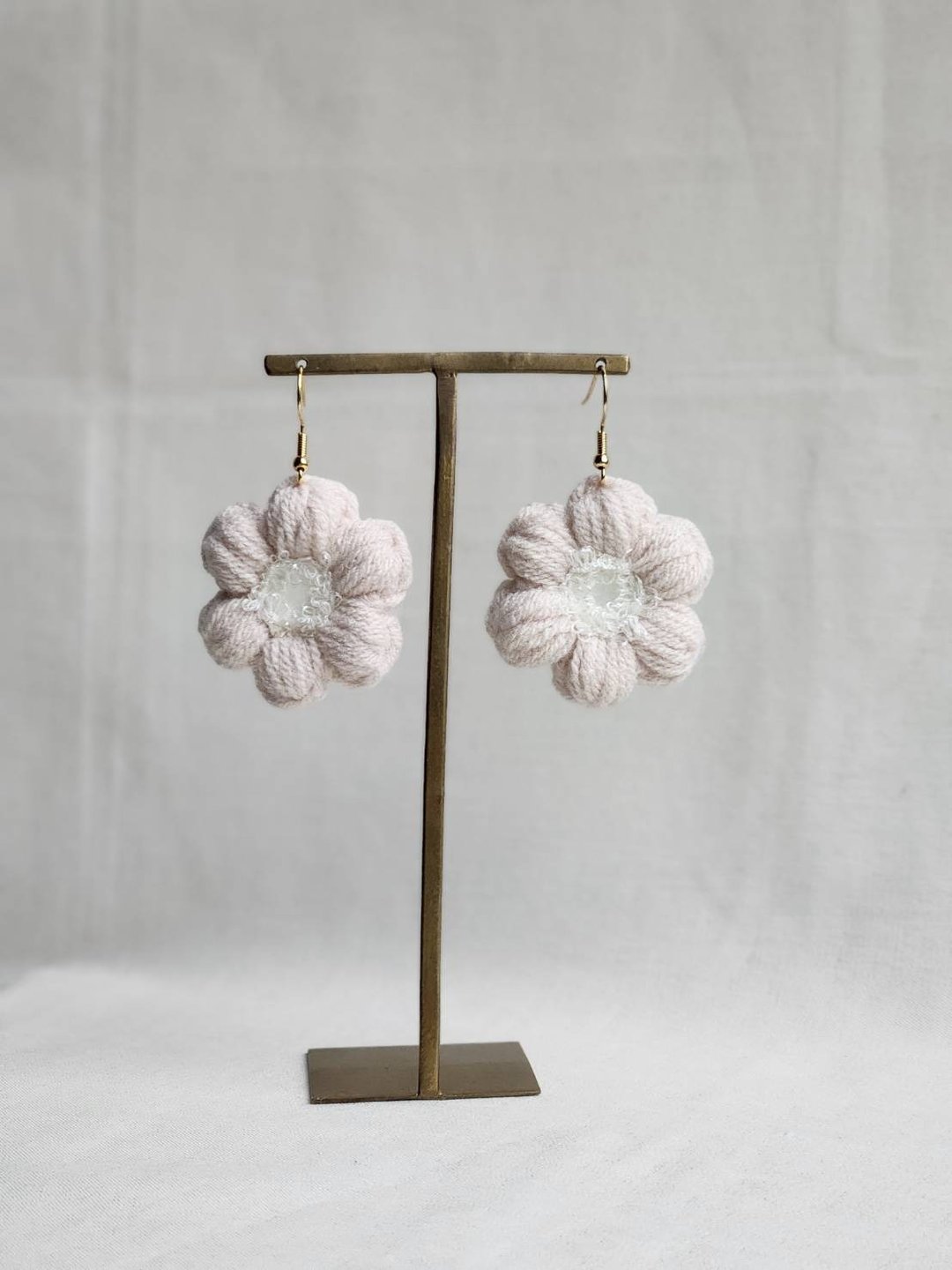 纱线耳环 cotton flower - 耳环/耳夹 - 其他人造纤维 卡其色