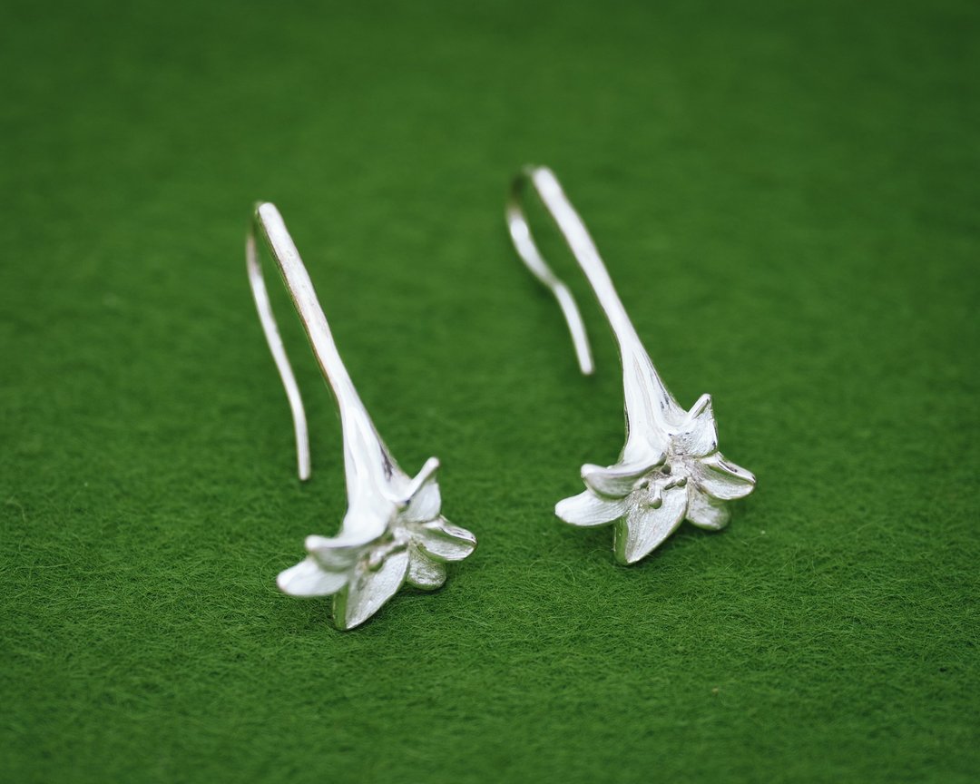 Lily hook silver earrings - Hypoallergenic - Gift for her - lily earrings - 耳环/耳夹 - 银 银色