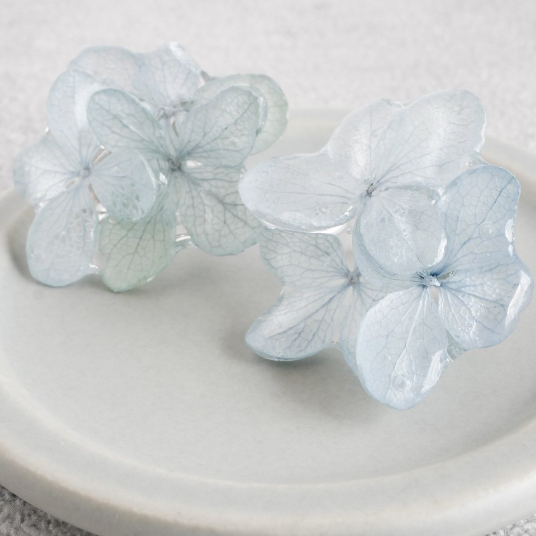 Real hydrangea flower earrings - 耳环/耳夹 - 树脂 蓝色
