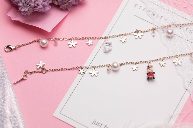 Bracelet with flower, pearl and crystal hanging (Moomin or Little My) - 手链/手环 - 其他金属 金色