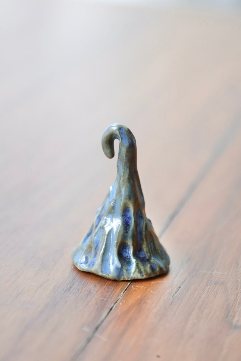 【圣诞节礼物】神秘蓝色圣诞树戒台/魔法巫师帽手捏疗愈陶艺摆饰 - 摆饰 - 陶 蓝色