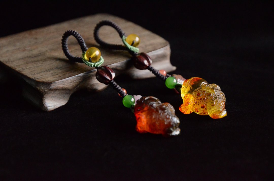 【金蟾的旅行】Amber天然琥珀雕刻金蟾吊饰 - 吊饰 - 宝石 黄色