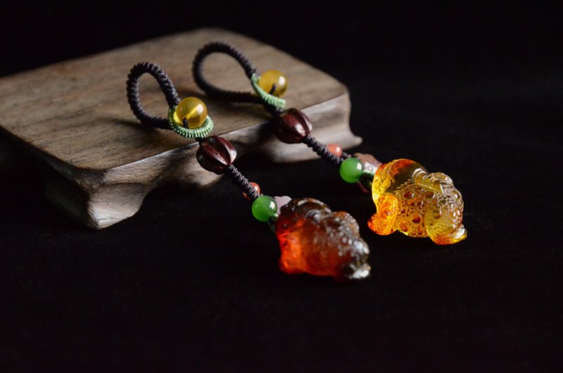 【金蟾的旅行】Amber天然琥珀雕刻金蟾吊饰 - 吊饰 - 宝石 黄色