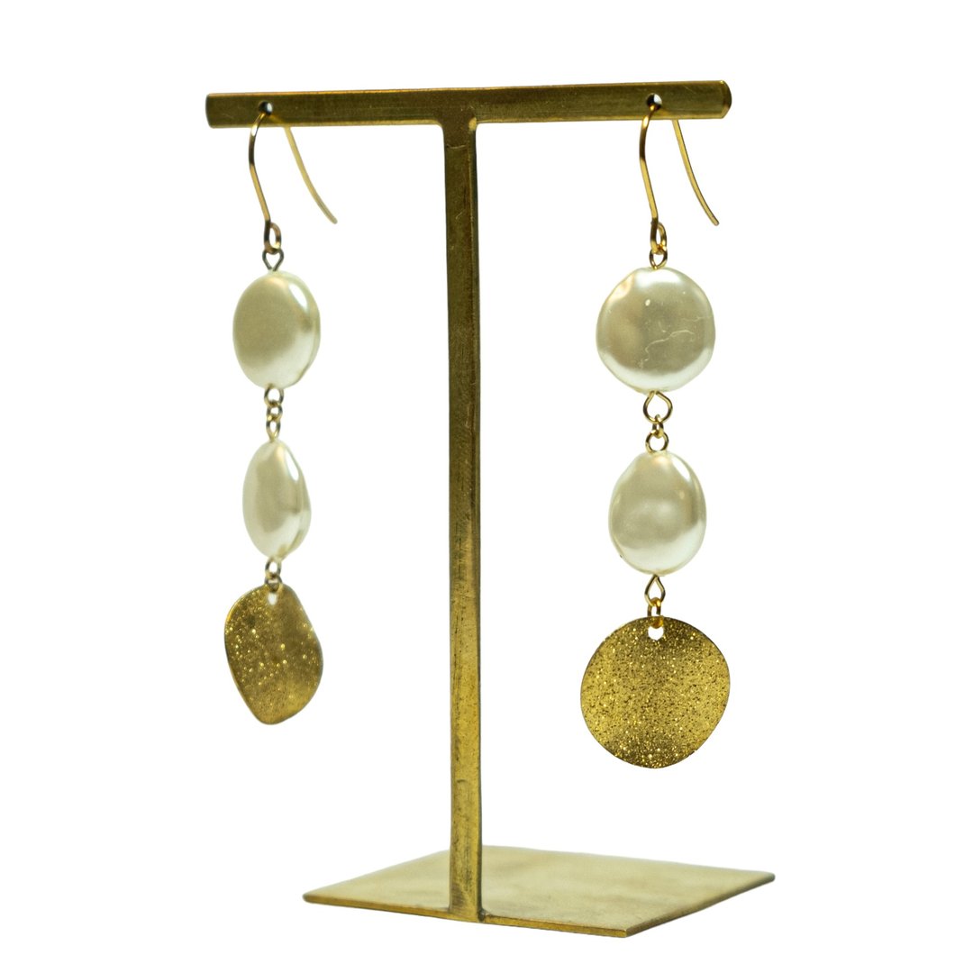 Earrings with a triple strand of pearls and gold - 耳环/耳夹 - 其他金属 金色