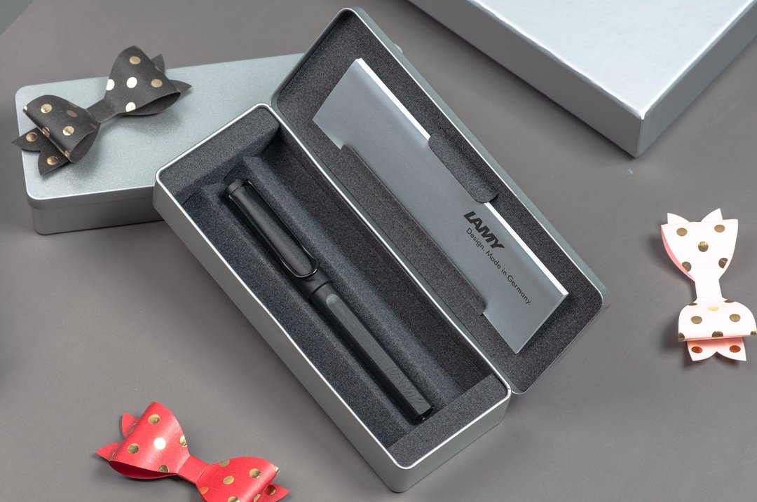 【雷雕刻字】 LAMY 笔款 银铁礼盒 / SAFARI - 限量 极黑 - 钢珠笔 - 塑料 黑色