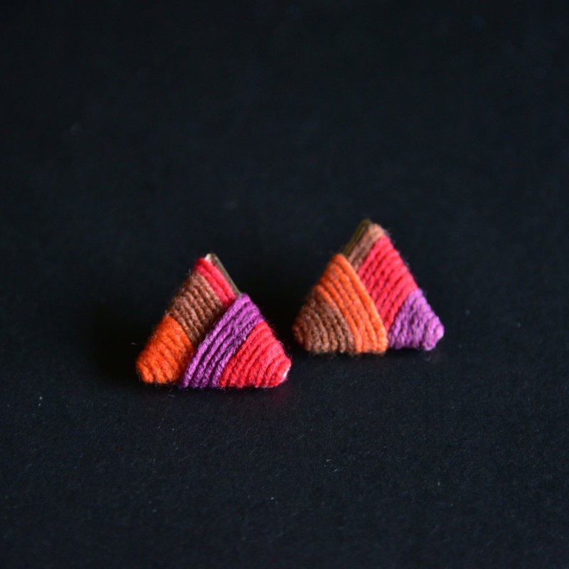 甄姑娘的店handmade纯手工毛线编织撞色条纹三角耳钉红色 - 耳环/耳夹 - 其他材质 红色