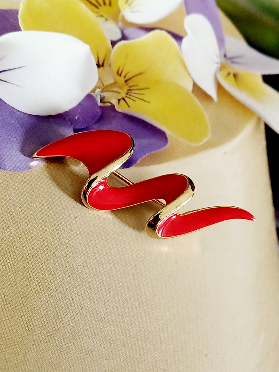 vintage jewelry 典雅红色珐琅流线别针 - 胸针 - 其他金属 