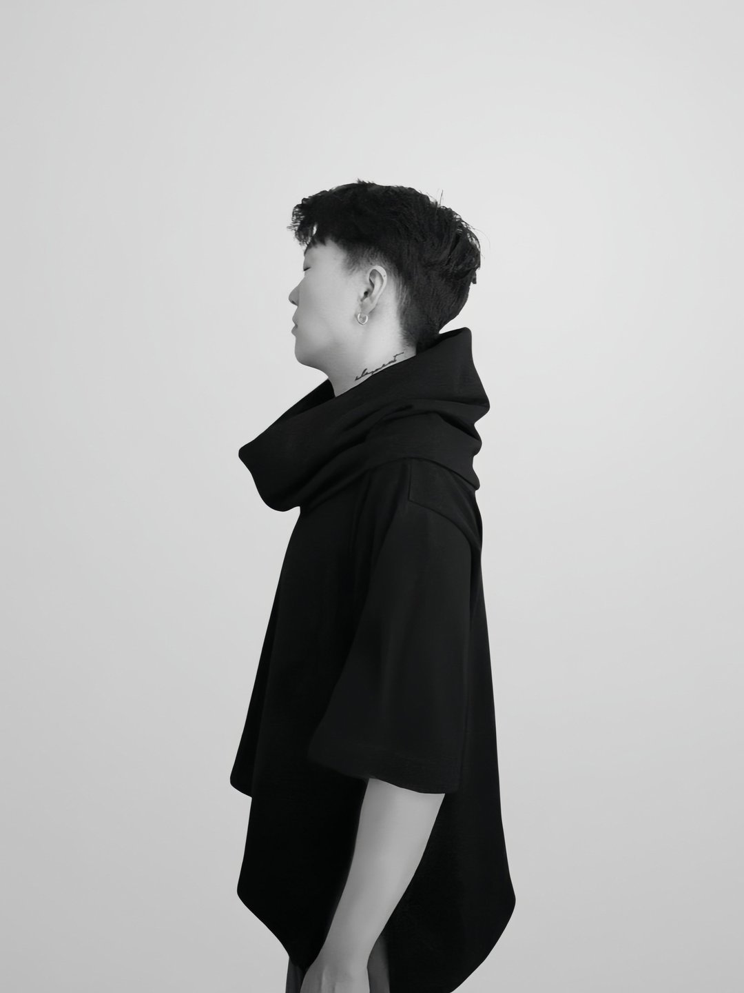 立裁多穿法帽领合一开衩上衣 Multi-Way Hooded Knit Top - 中性连帽卫衣/T 恤 - 棉 黑色