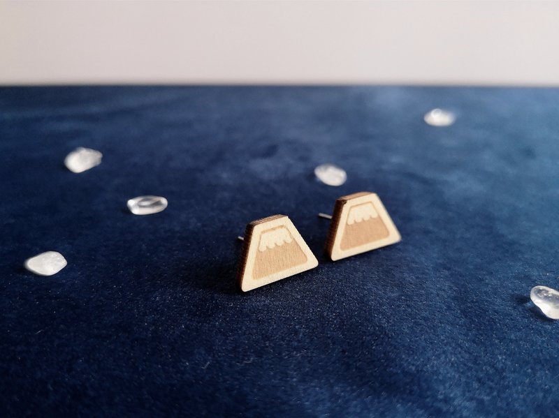 雕刻富士山木耳钉 - 耳夹 防敏 不锈钢 大自然 - 耳环/耳夹 - 木头 卡其色