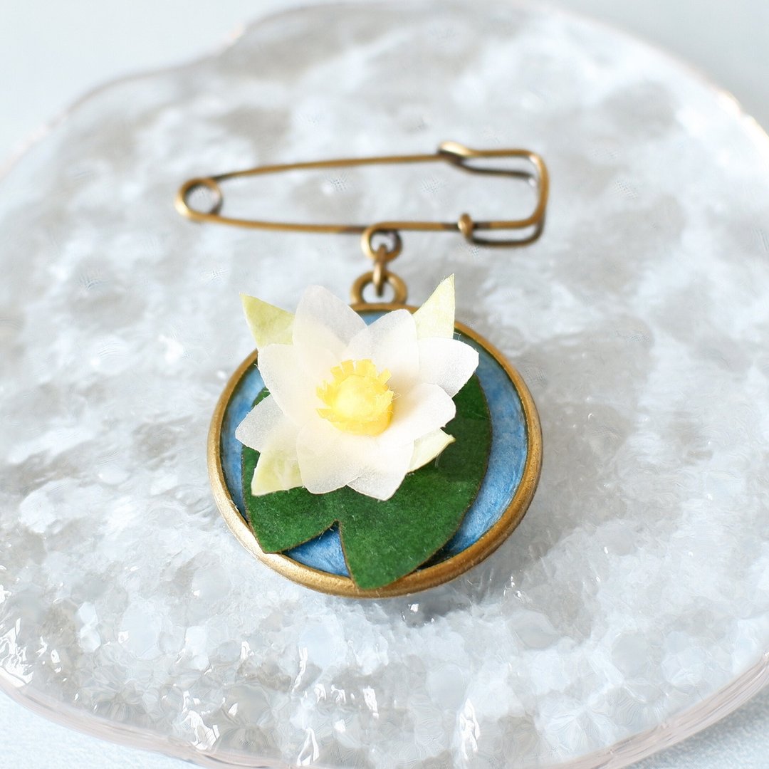 日本纸花痴漂浮在水边的睡莲胸针 日本纸饰品 日本纸艺术花 - 胸针 - 纸 白色
