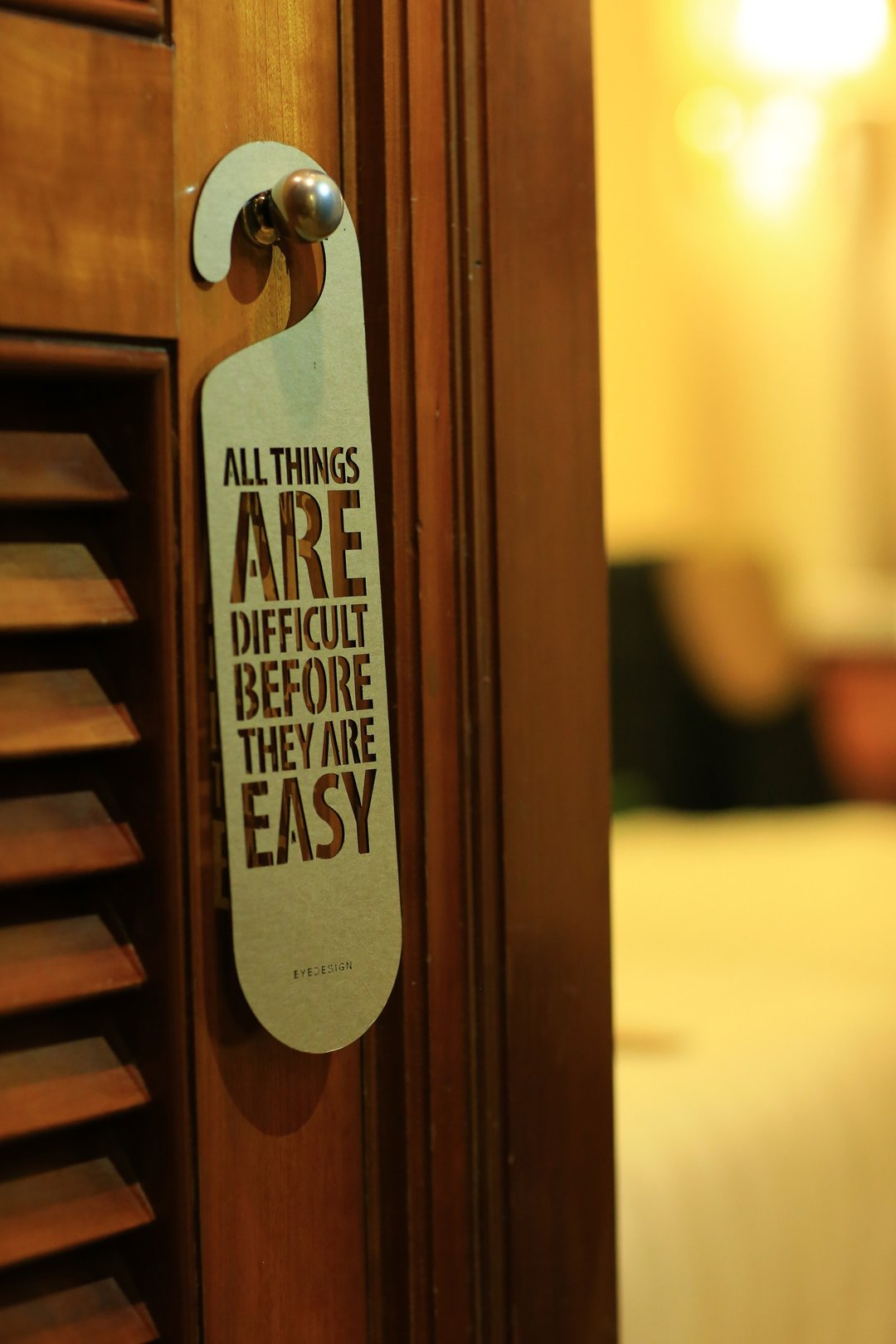 【eyeDesign看见设计】一句话门挂“ALL THINGS ARE DIFFICULT BEFORE THEY ARE EASY”D01 - 摆饰 - 纸 金色