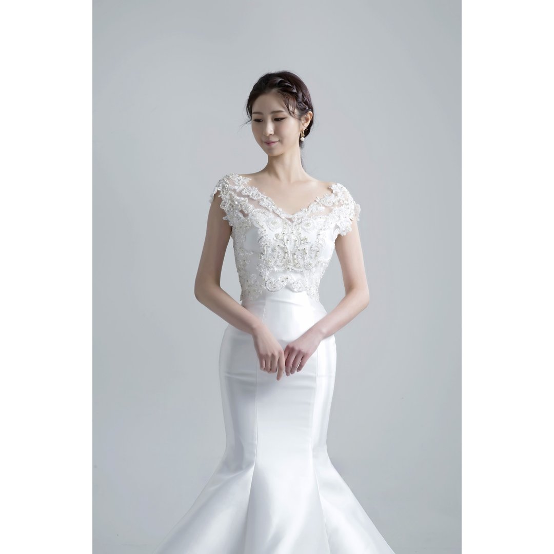 SAMPLE SALE V领珠饰女装上衣 配合无领婚纱穿着 - 女装上衣 - 聚酯纤维 