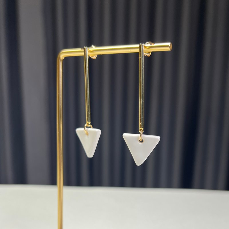 Urban Chic 白瓷耳环 Linear Triangle  圣诞 派对 礼物 包装 - 耳环/耳夹 - 瓷 白色
