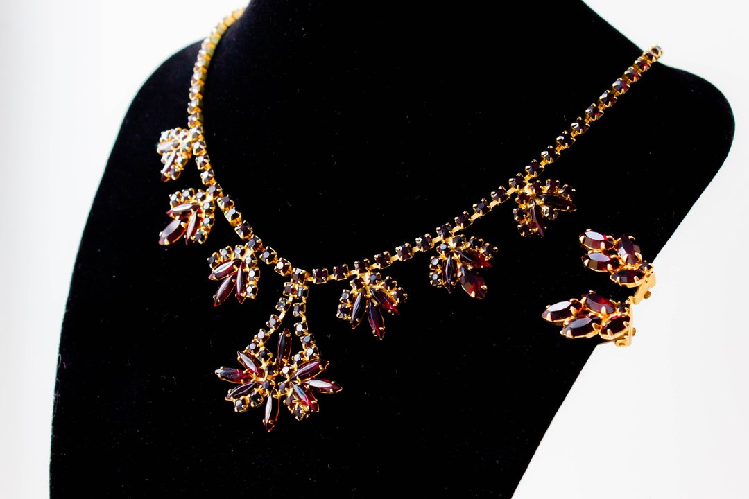 Vintage Czech garnet set Bohemian garnet glass necklace and clip on earrings - 项链 - 其他金属 红色