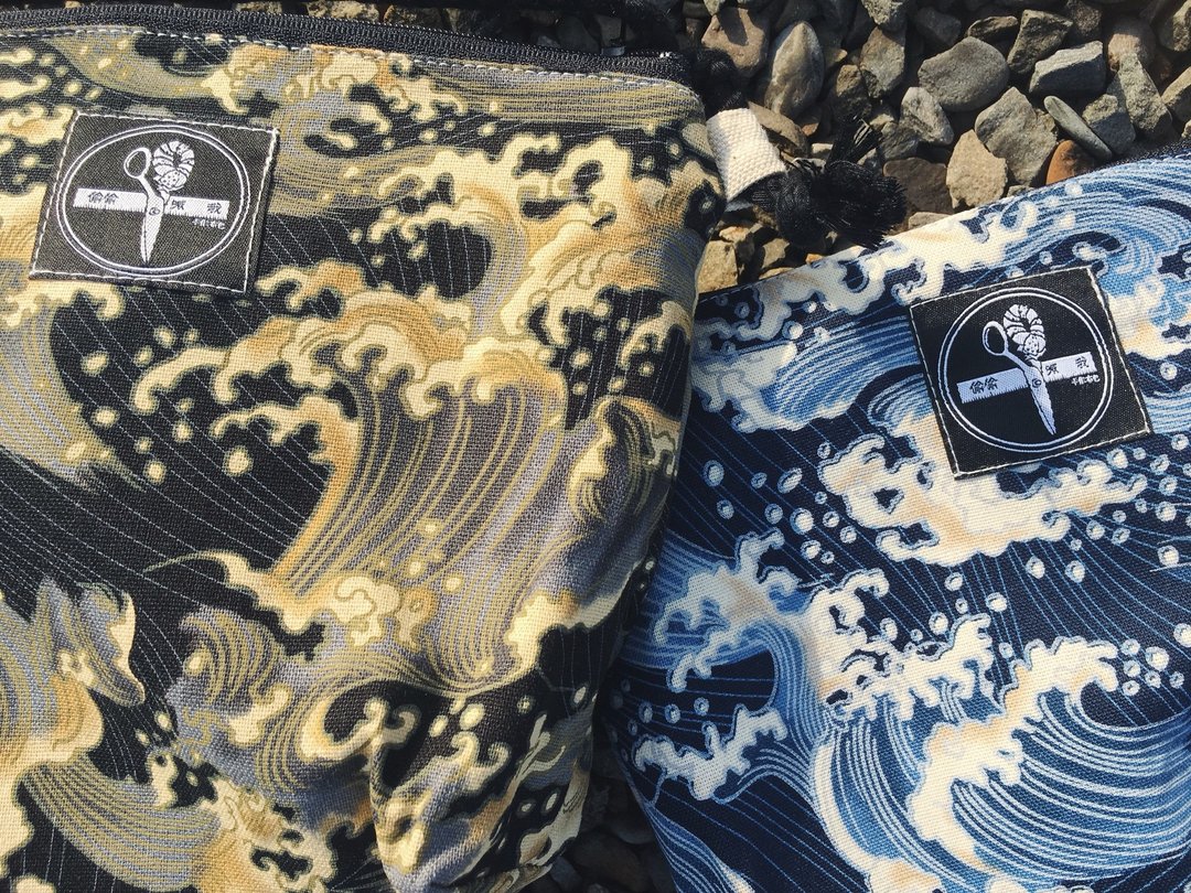 偷偷喊我 / 小方包-浮世绘海浪（蓝色、黑色） - 侧背包/斜挎包 - 棉 蓝色