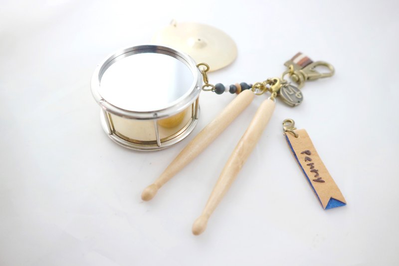 【小鼓+鼓棒】mini Bongo 质感迷你模型吊饰 - 吊饰 - 其他金属 金色
