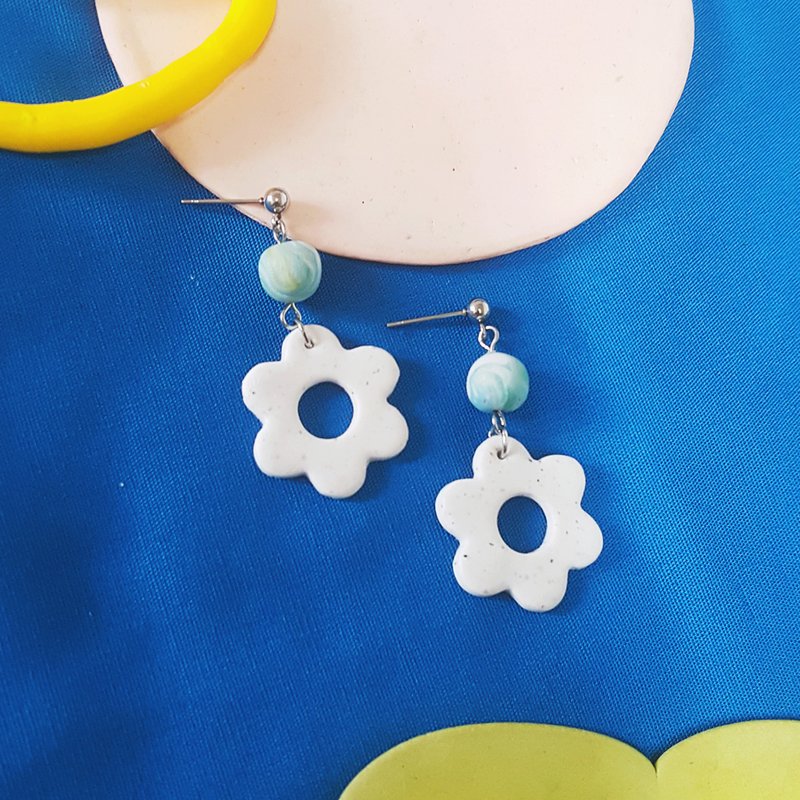 夏之果系列 -  白花 沙砾白 花朵 可爱 垂坠 耳环 ( 可改 耳夹 ) - 耳环/耳夹 - 粘土 白色