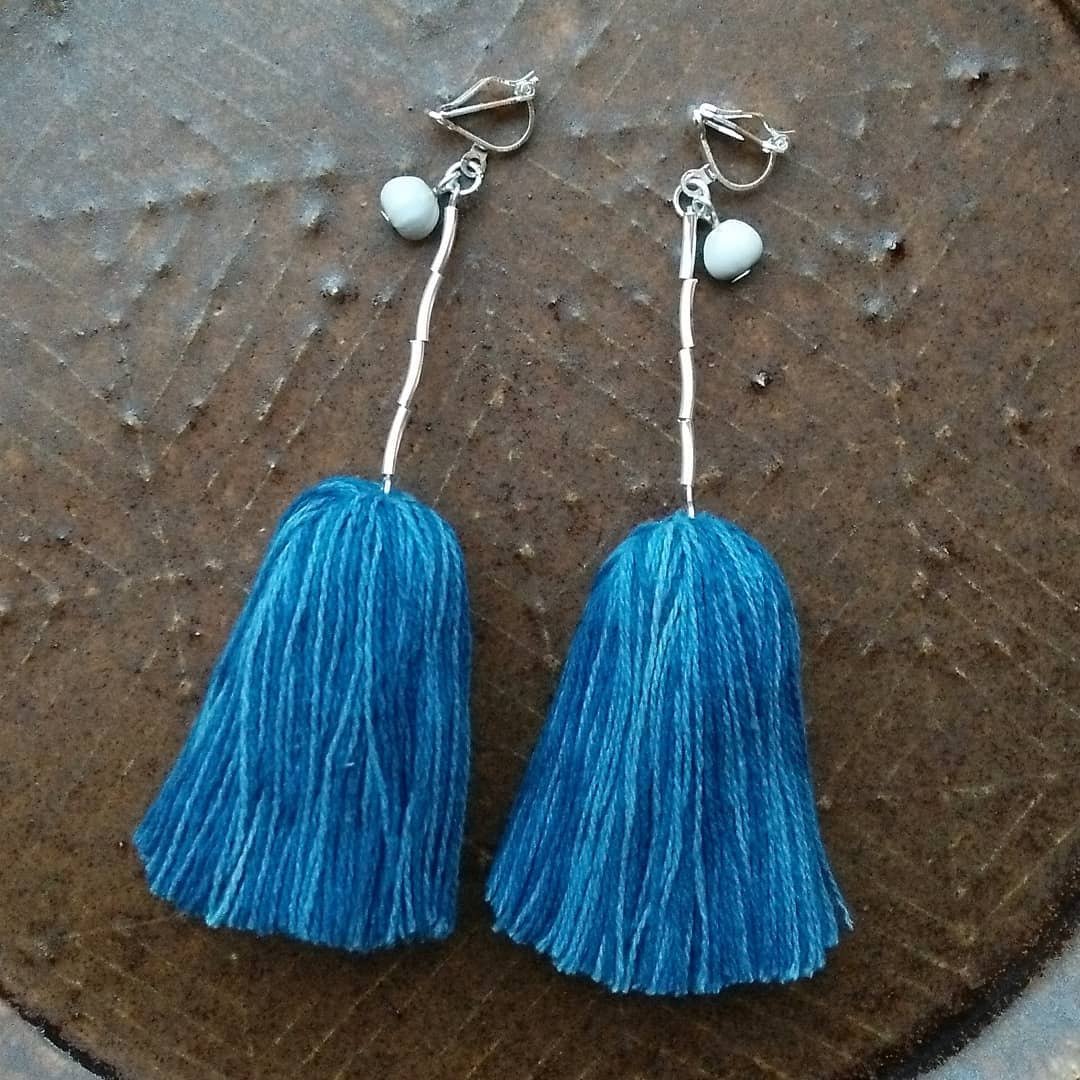 Natural Fringe Earrings / Indigo / Silver Plant Dyed Thread Juzudama job's tears Tassel - 耳环/耳夹 - 棉 蓝色