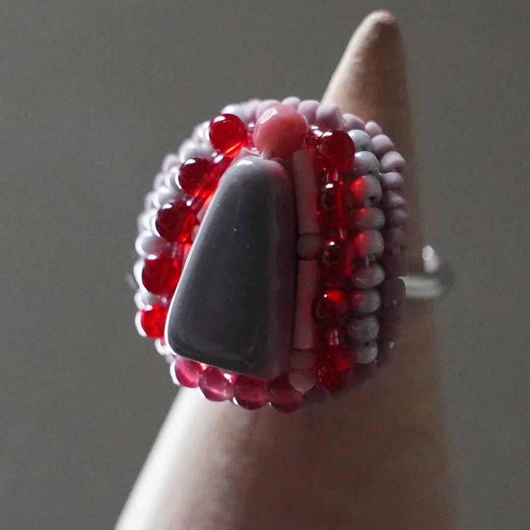 Talkative Ring 103 Free Size Bead Embroidery Ring Gray Large Ring Unique - 戒指 - 塑料 灰色