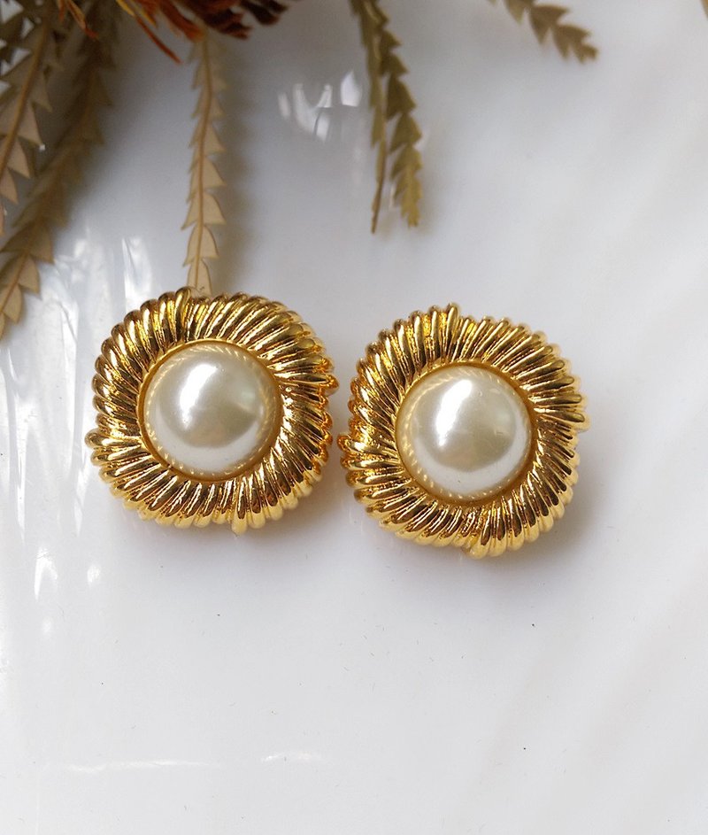 【西洋古董饰品/年代老件】1970年代优雅金圈珍珠夹式耳环 - 耳环/耳夹 - 其他金属 金色