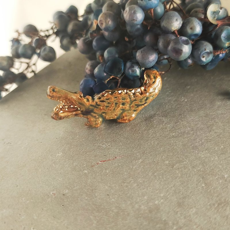 pounding crocodile brooch - 胸针 - 陶 