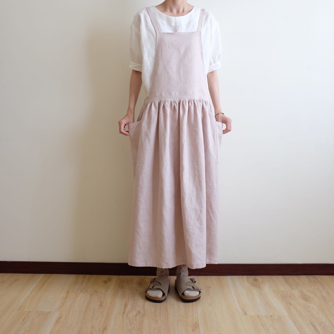 日常手作服 心里住着小女孩 复古灰粉色绑带工作围裙 亚麻 - 洋装/连衣裙 - 棉 粉红色